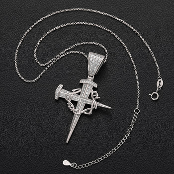 Kreisförmiger Kreuzanhänger mit Moissanit-Nagelbesatz aus Sterlingsilber