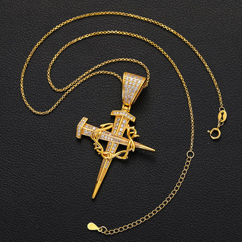 Kreisförmiger Kreuzanhänger mit Moissanit-Nagelbesatz aus Sterlingsilber