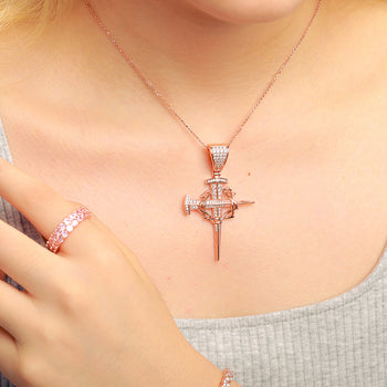 Kreisförmiger Kreuzanhänger mit Moissanit-Nagelbesatz aus Sterlingsilber