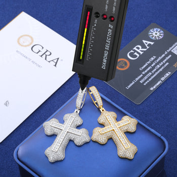 Pendentif croix en moissanite taille brillant rond en argent sterling