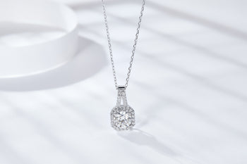 Pendentif clou en moissanite taille ronde en argent sterling