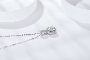 Pendentif clou en moissanite taille ronde en argent sterling