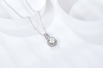 Pendentif clou en moissanite taille ronde en argent sterling