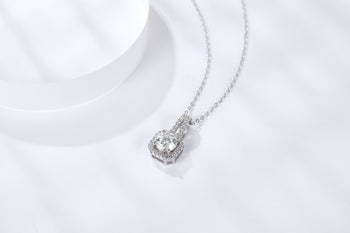 Pendentif clou en moissanite taille ronde en argent sterling