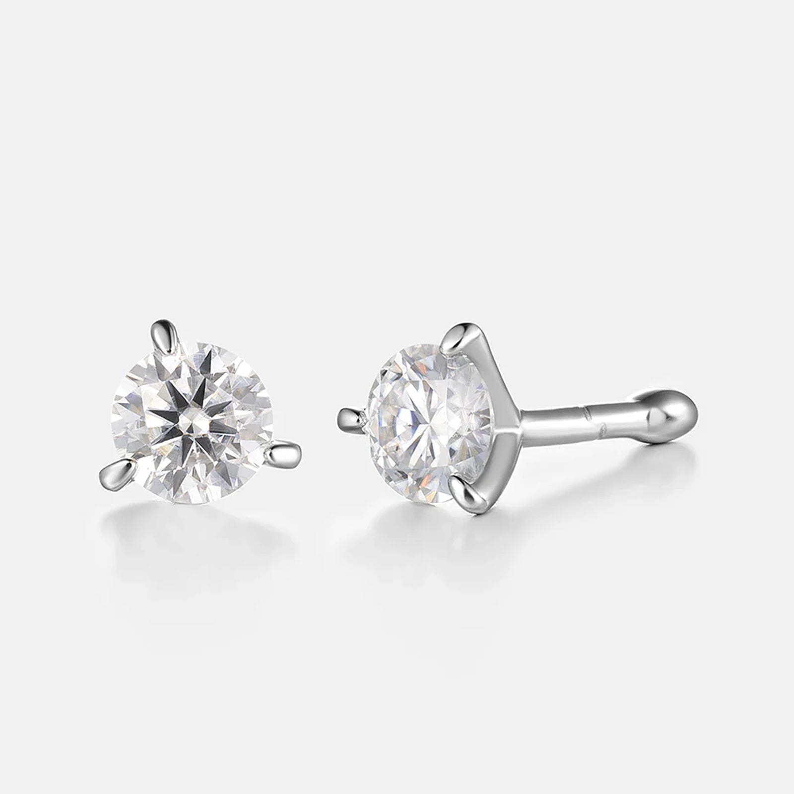 Diamond stud earrings with 'MINGGONG JEWELRY' logo on a white background