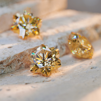 DIAMANT EN MOISSANITE TAILLÉE EN FLOCOINÉE