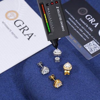 Boucles d'oreilles clous en moissanite taille trillion en argent sterling